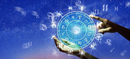 Astrologische Tierkreiszeichen innerhalb des Horoskopkreises. Astrologie, Wissen über Sterne am Himmel über der Milchstraße und dem Mond. Die Macht des Universums-Konzepts.