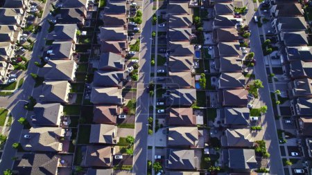 Luftaufnahme von bürgerlichen Wohnhäusern am Sommerabend. Amerikanische Nachbarschaftsvorstadt. Wohnhäuser und Eigenheime bauen in starkem Muster zueinander. Immobilien. 