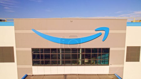 Téléchargez les photos : Toronto (Ontario), Canada - Le 11 septembre 2022 : Le siège social de l'entrepôt Amazon et le logo de fermeture de l'entreprise à l'heure d'or. Société de technologie développé e-commerce international. - en image libre de droit