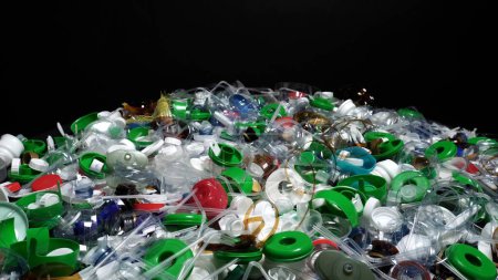 Téléchargez les photos : Recycler une fois utilisé des bouteilles en plastique et des déchets. Description de l'usine de recyclage. Les déchets plastiques surproduisent et nuisent à l'environnement, menaces pour la faune. Incidences sur la santé humaine. - en image libre de droit