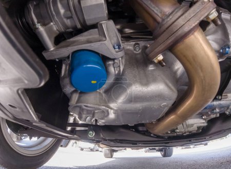 Foto de Car bottom view, part of catalytic converter in automobile exhaust system. Engine oil filter and pan. Transmission pan. Pre purchase inspection or pre delivery check up. Auto mechanic view. - Imagen libre de derechos