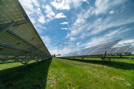 Centrale de captage d'énergie solaire et usine de stockage. Panneaux solaires ferme large vue géométrique. Énergie renouvelable respectueuse de l'environnement et technologies vertes réduisant l'empreinte carbone et l'impact environnemental.