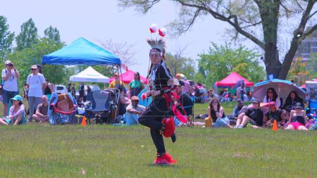 Téléchargez les photos : Deuxième pow-wow bispirituel annuel de Toronto, organisé par les gens bispirituels des Premières Nations. 2 Spirits Pow Wow danse traditionnelle du poulet et compétition : Toronto, Ontario, Canada - 27 mai 2023. - en image libre de droit