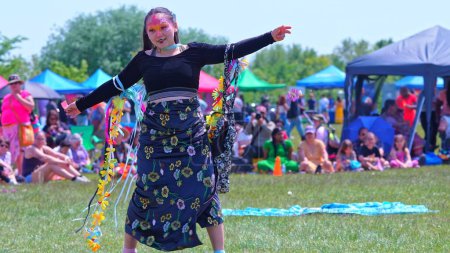 Téléchargez les photos : Interprète dansant au 2e pow-wow bispirituel annuel de Toronto, animé par des personnes bispirituelles des Premières Nations : Toronto, Ontario, Canada - 27 mai 2023. - en image libre de droit
