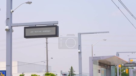 Téléchargez les photos : Test LRV Panneau en cours, construction d'une nouvelle station de TLR d'Eglinton Crosstown. Abri passager de la gare Golden Mile. Ligne de métro léger TLR avec 25 stations : Toronto, Ontario, Canada - 7 juin 2023. - en image libre de droit