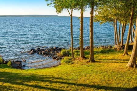 Foto de Magnífica bahía del lago Manitou, la joya de la isla Manitoulin en el norte de Ontario, Canadá. El lago más grande de la isla, que abarca kilómetros de aguas cristalinas y paisajes cautivadores. - Imagen libre de derechos