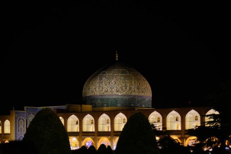 Foto de La cúpula del gran bazar en Isfahán, Irán. Mezquita Sheikh lotfollah en la plaza naqsh-e-jahan en Isfahan por la noche. - Imagen libre de derechos