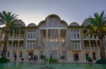 Téléchargez les photos : Shiraz, Iran - 26.06.2023 : Maison Narenjestan Qavam à Shiraz. Vue à angle bas pendant le coucher du soleil. - en image libre de droit