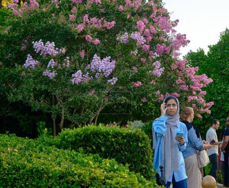 Téléchargez les photos : Shiraz, Iran - 06.26.2023 : Femme iranienne dans le parc immobilier Narenjestan Qavam. - en image libre de droit