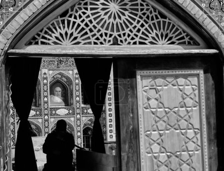 Foto de Teherán (Teherán), Irán 06.25.2023: Emamzadeh Saleh mosqeu entrange gate and imam khomeini photo background. - Imagen libre de derechos