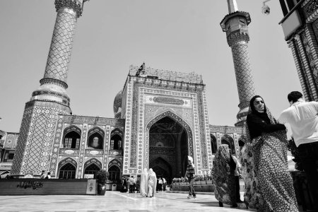 Foto de Teherán (Teherán), Irán 06.25.2023: Emamzadeh Saleh, Vista de ángulo bajo de la mezquita de Emamzadeh Saleh - Imagen libre de derechos