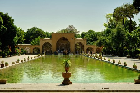 Téléchargez les photos : Ispahan, Iran, 30.06.2023 : Chehel Sotoun, réflexion sur l'étang de l'ancien bâtiment de Chehel Sotoun - en image libre de droit
