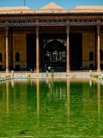 Téléchargez les photos : Ispahan, Iran, 30.06.2023 : Chehel Sotoun, réflexion sur l'étang de l'ancien bâtiment de Chehel Sotoun - en image libre de droit
