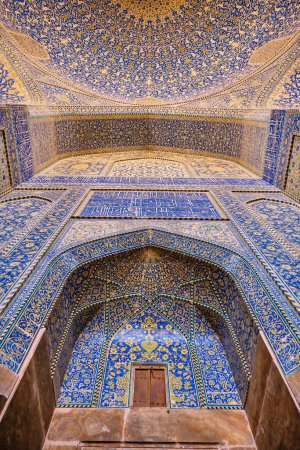 Isfahán, Irán, 06.30.2023: Mezquita del Sha, Isfahán, Irán, Detalles arquitectónicos de mosaicos de la gran mezquita del Sah.