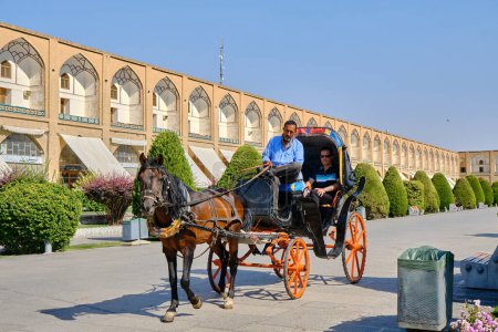 Foto de Isfahan, Irán, 06.30.2023: Naqshe Jahan Square, iran isfahan. Transporte turístico a caballo en la plaza. - Imagen libre de derechos