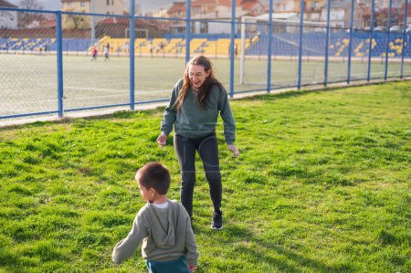Mit einer aufmerksamen Ameise in der Nähe führt ein Kleinkind eine Verfolgungsjagd und verkörpert die Freude am Fußball mit 3 Jahren auf dem Rasenplatz