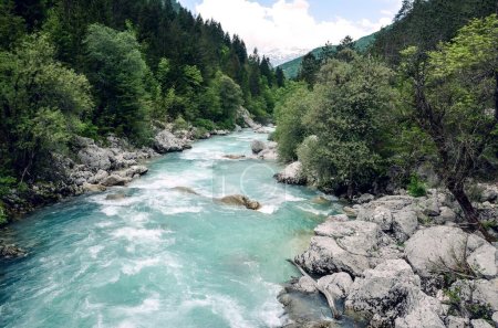 Hermoso río azul apline Koritnica, popular destino al aire libre, Bovec, Eslovenia, Europa