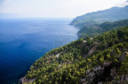 Foto de Serra de Tramuntana costa del mar en Mallorca, España, Europa, en un hermoso día de verano - Imagen libre de derechos