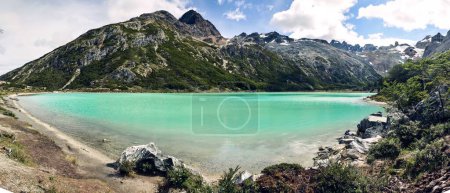 Téléchargez les photos : Vue panoramique du magnifique lac bleu Laguna Esmeralda en Terre de Feu près d'Ushuaia, Patagonie, Argentine, Amérique du Sud - en image libre de droit
