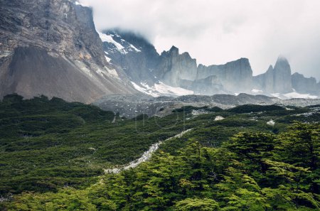 Téléchargez les photos : Los Cuernos dans le parc national Torres del Paine au Chili, Patagonie, Amérique du Sud, par temps de pluie - en image libre de droit
