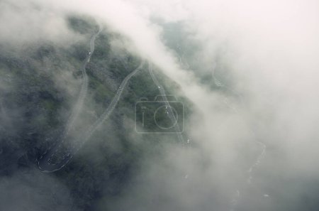 Téléchargez les photos : Célèbre route de montagne norvégienne Trollstigen dans le brouillard, Norvège, Europe - en image libre de droit