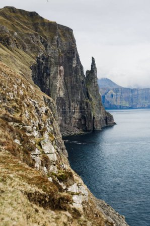 Dramatische Klippen Trollkonufingur, der Hexenfinger, auf den Färöern, Insel Vagar, Nordeuropa, beliebtes Touristenziel