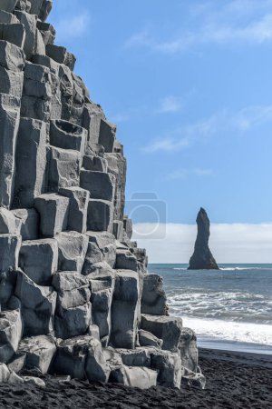 Colonnes de basalte à la base de la falaise de Reynisfjall dans la plage de Reynisfjara dans la falaise du sud de l'Islande