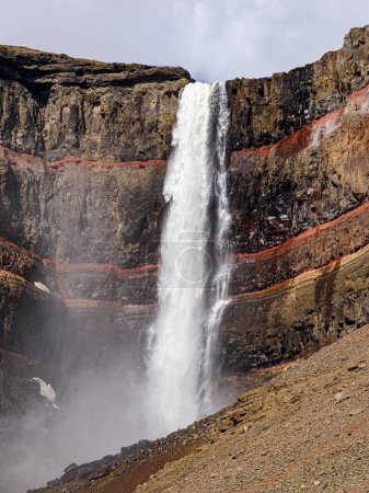 Détail de la partie supérieure de la cascade Hengifoss avec falaise colorée dans l'est de l'Islande