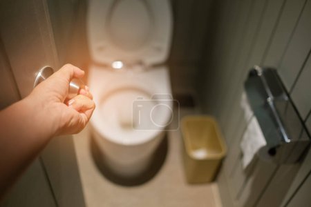 Téléchargez les photos : Ouvrir la porte de la salle de bain, aller aux toilettes - en image libre de droit