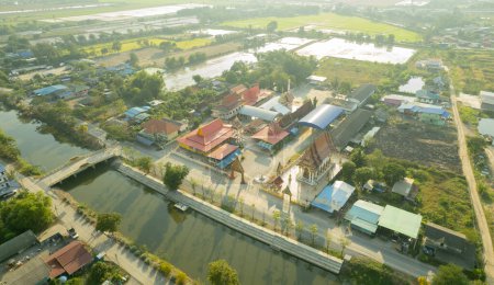 Téléchargez les photos : Vue Aérienne De La Ville Du Drone Volant à Wat Prem Prachakon, Chiang Rak Noi, Bang Pa-in District, Phra Nakhon Si Ayutthaya, Thaïlandais - en image libre de droit