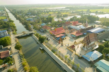 Foto de Vista aérea de la ciudad desde el avión no tripulado volador en Wat Prem Prachakon, Chiang Rak Noi, Bang Pa-in District, Phra Nakhon Si Ayutthaya, Tailandia - Imagen libre de derechos