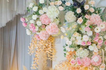 Foto de Fondo de la flor de la boda, fondo colorido, rosa fresca, ramo de harineros - Imagen libre de derechos