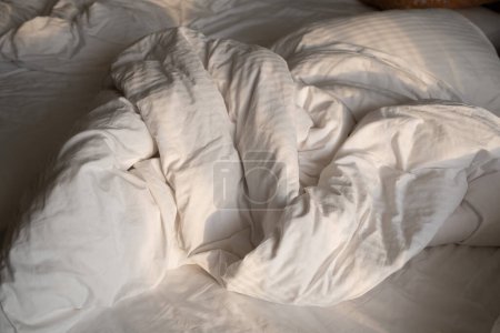 weißer Betthintergrund, nach dem Schlafen, schmutzig sein