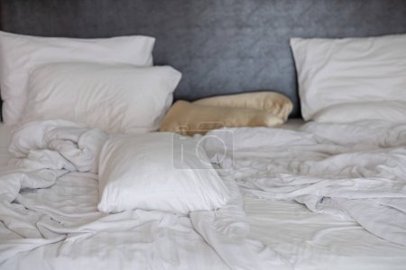 weißer Betthintergrund, nach dem Schlafen, schmutzig sein