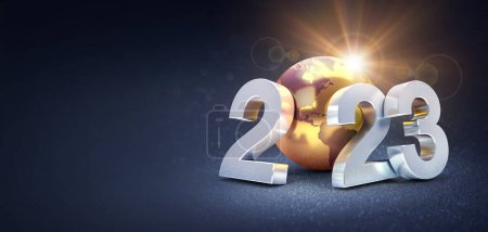 Foto de Tarjeta de felicitación Feliz Año Nuevo 2023: números de fecha plateados con un globo de tierra de oro, brillando sobre un fondo negro - Ilustración 3D - Imagen libre de derechos