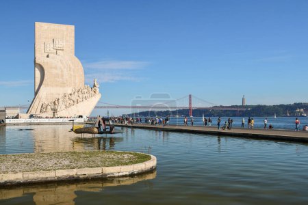Foto de Belem, Lisboa, Portugal, 18 de febrero de 2024, zona ribereña llena de turistas junto al Patrón de Descubrimientos - Imagen libre de derechos