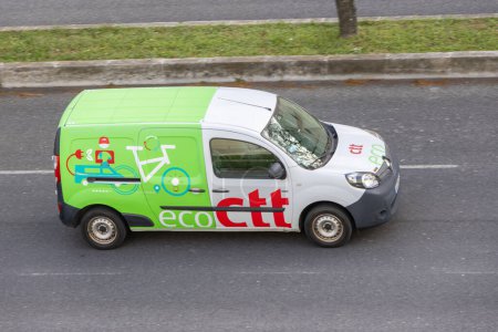 Téléchargez les photos : Lisbonne, Portugal, 25 mars 2024, Véhicule électrique transportant des marchandises de la société CTT Correios de Portugal - en image libre de droit