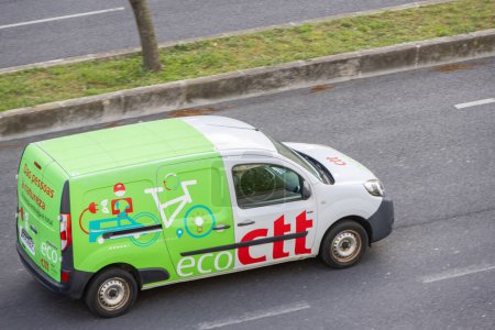 Téléchargez les photos : Lisbonne, Portugal, 25 mars 2024, Véhicule électrique transportant des marchandises de la société CTT Correios de Portugal - en image libre de droit