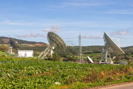 Téléchargez les photos : Antennes paraboliques au centre de télécommunications à sintra, Portugais, au milieu d'un paysage pittoresque - en image libre de droit