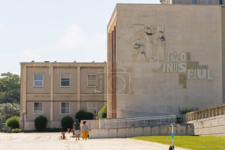 Téléchargez les photos : Vue ensoleillée de la faculté des arts de l'université de lisbon avec bannière de célébration du centenaire - en image libre de droit