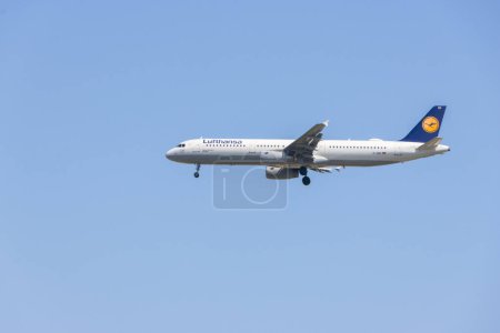 Téléchargez les photos : Lufthansa airbus a321131 avions capturés en vol contre un ciel bleu clair - en image libre de droit