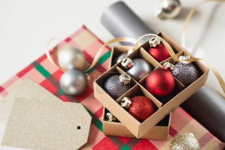 Téléchargez les photos : Une belle composition de Noël avec un gros plan des décorations de Noël, des boules et du papier d'emballage. - en image libre de droit
