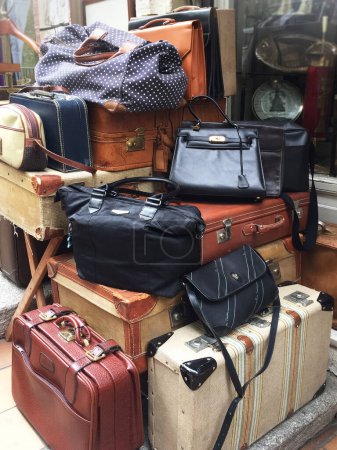 Koffer und andere gebrauchte Taschen stehen auf der Straße zum Verkauf. Thema ist der Flohmarkt. El Rastro. Madrid, Spanien.