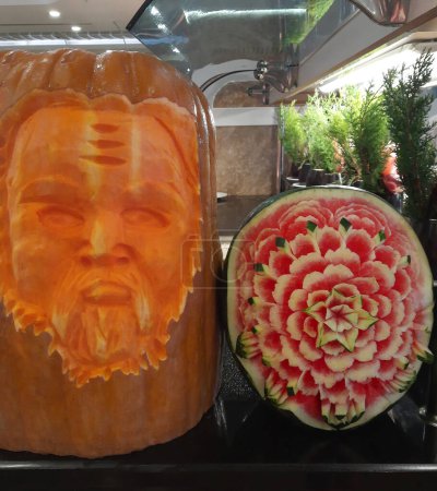 Téléchargez les photos : Beautiful carving on watermelon and pumpkin - en image libre de droit