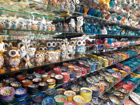 Téléchargez les photos : Multicolored painted ceramic oriental souvenirs in the market at in Turkey -plates, jugs, vases, figurines. Popular tourist souvenirs and gifts. - en image libre de droit