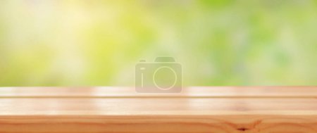 Foto de Mesa de madera vacía sobre borroso amarillo abstracto con fondo verde. Hermoso fondo de primavera. Listo para el montaje del producto. Burlarse. Banner. Copiar espacio. - Imagen libre de derechos