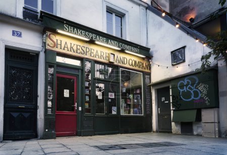 Téléchargez les photos : Paris, France, August, 2022: Uncrowded view of the iconic Shakespeare and Company bookstore and cafe located on the left bank of the Seine River, Paris. - en image libre de droit