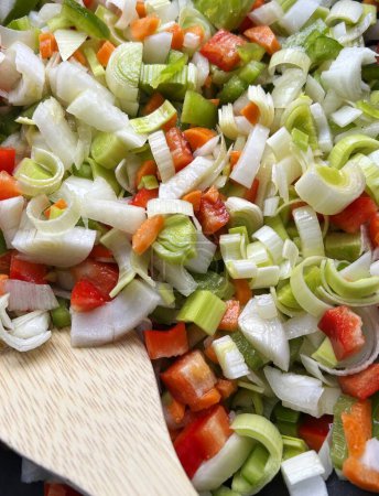 Foto de Verduras finamente picadas en una sartén a medida que comienzan a cocinar. Concepto de alimentación saludable. - Imagen libre de derechos
