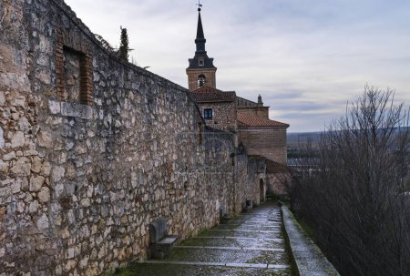 Téléchargez les photos : Vue de l'extérieur des murs de la ville de Lerma, avec un clocher en arrière-plan. - en image libre de droit