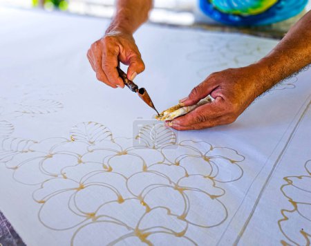Téléchargez les photos : Faire du batik en dessinant des motifs à main levée sur le tissu en Thaïlande. - en image libre de droit